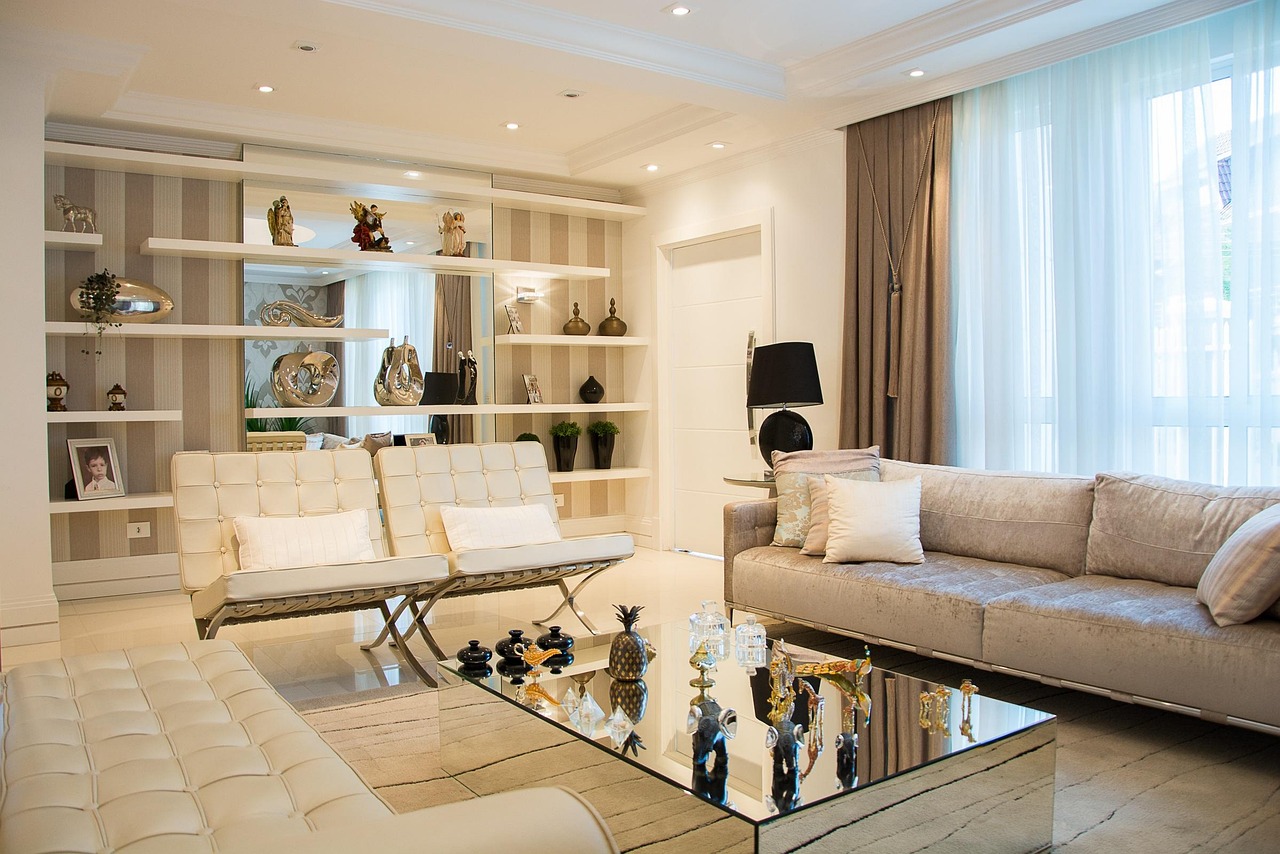Spiegelkast vergroot visueel een kleine woonkamer.