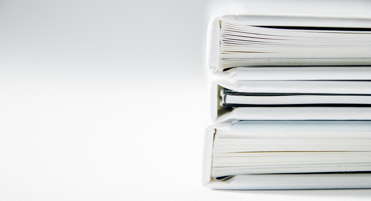 Modern minimalistische boekenhoek met houten plank.