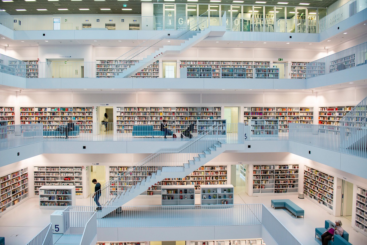 Witte zwevende boekenplanken in lichte thuisbibliotheek.
